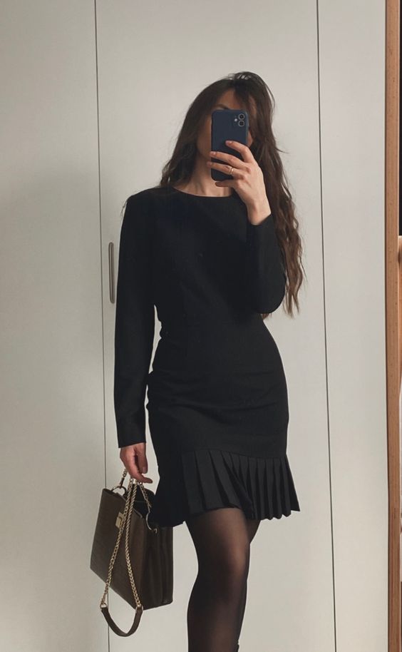 Черное платье для офиса — с чем носить?