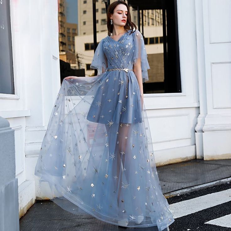 Вечерние платья: цвет голубой