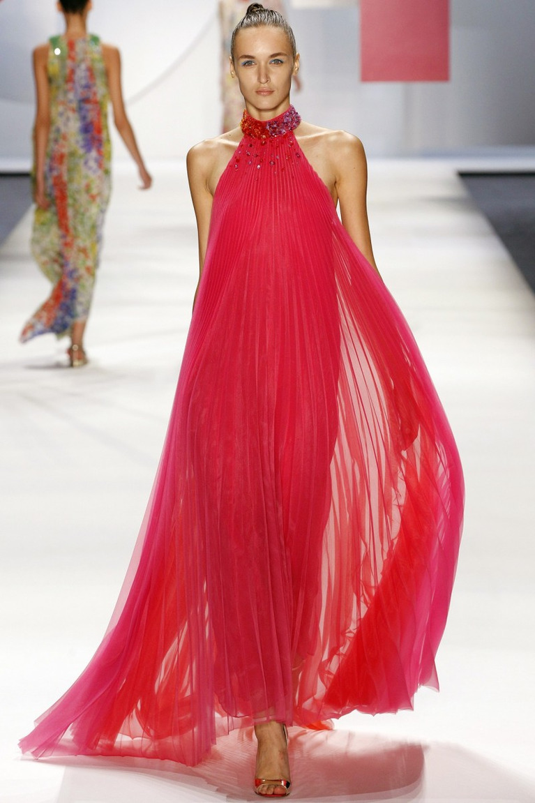 Плиссированное платье – модный тренд 2021