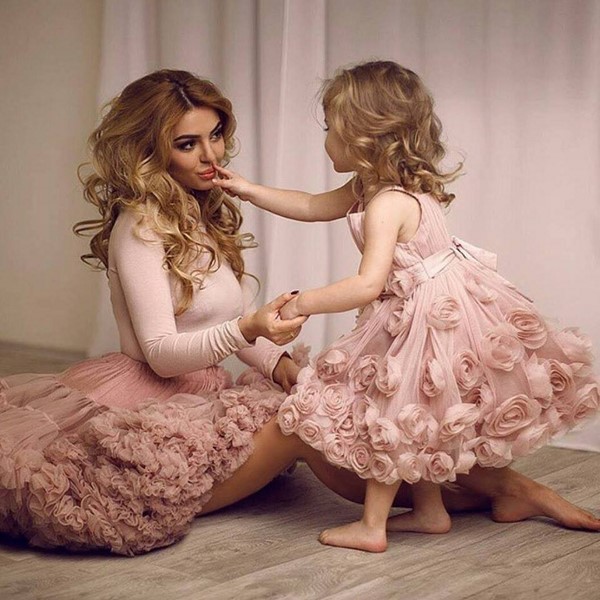 Красивые одинаковые платья для мамы и дочки. Модели на каждый день и на выход. Фото